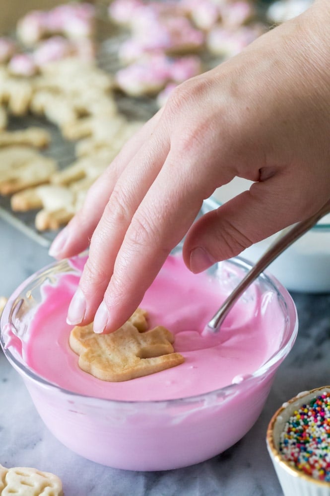 How to make adorable FROSTED ANIMAL COOKIES! Simple and sweet, no chilling required! Dipping animal cookies in pink frosting