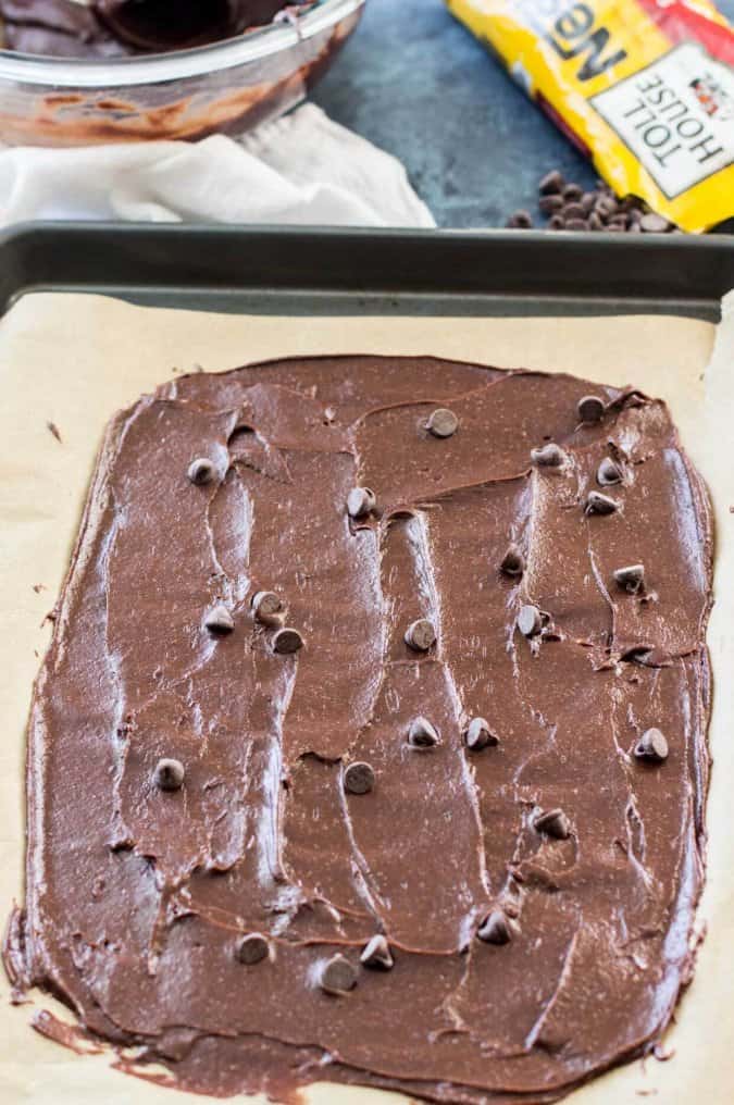 How to make homemade brittle BROWNIE BARK! Easy and so much cheaper than buying from the store! #brownie #browniebrittle #chocolate #sugarspunrun making brownie brittle: spread batter thin and top with chocolate chips