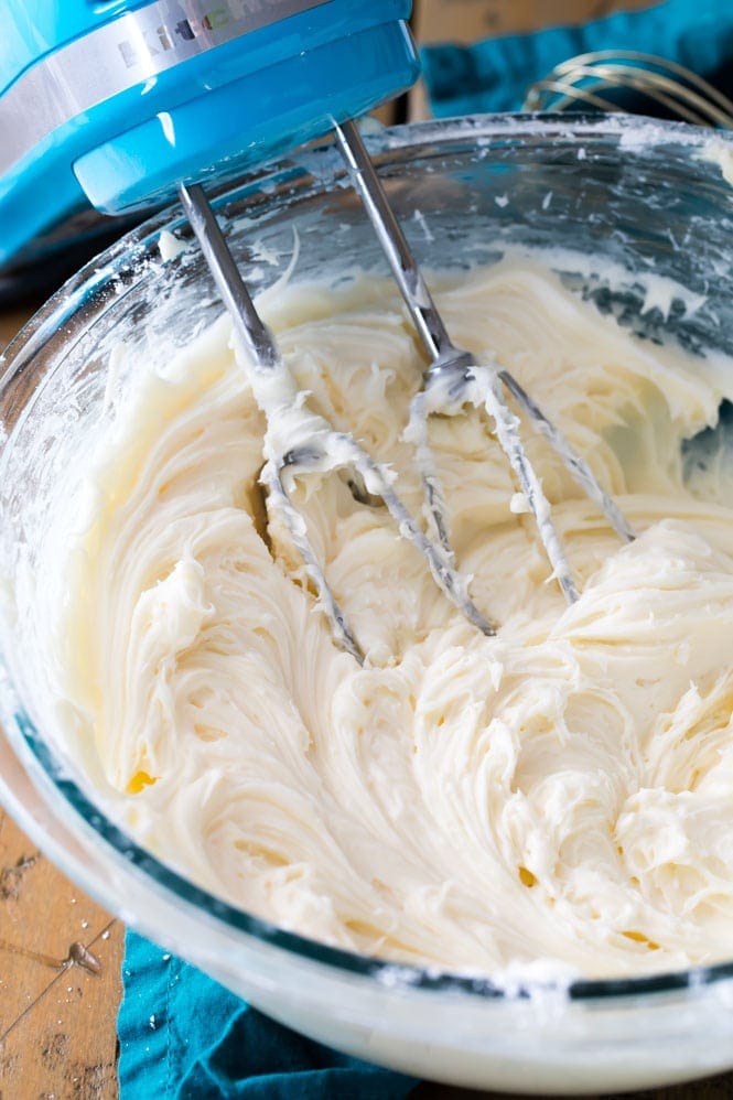 How to make Cream Cheese Icing #frosting #cupcakes #recipe #creamcheesefrosting #dessert #cakedecorating A bowl of cream cheese icing