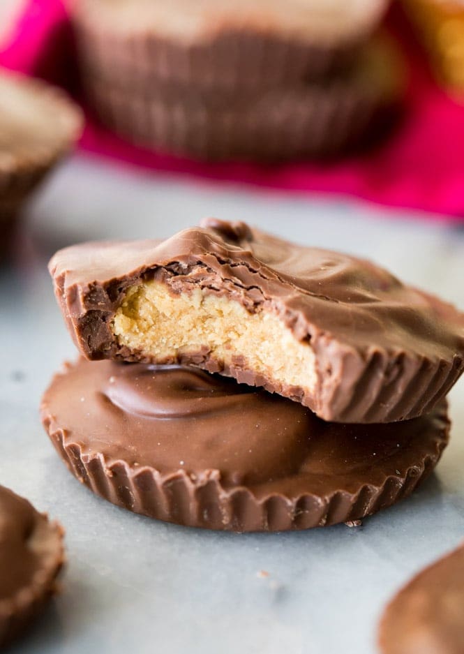 How to make homemade PEANUT BUTTER CUPS! These are so easy and so good! #peanutbutter #peanutbuttercups #candy #recipe #fromscratch #easyrecipe Two homemade peanut butter cups