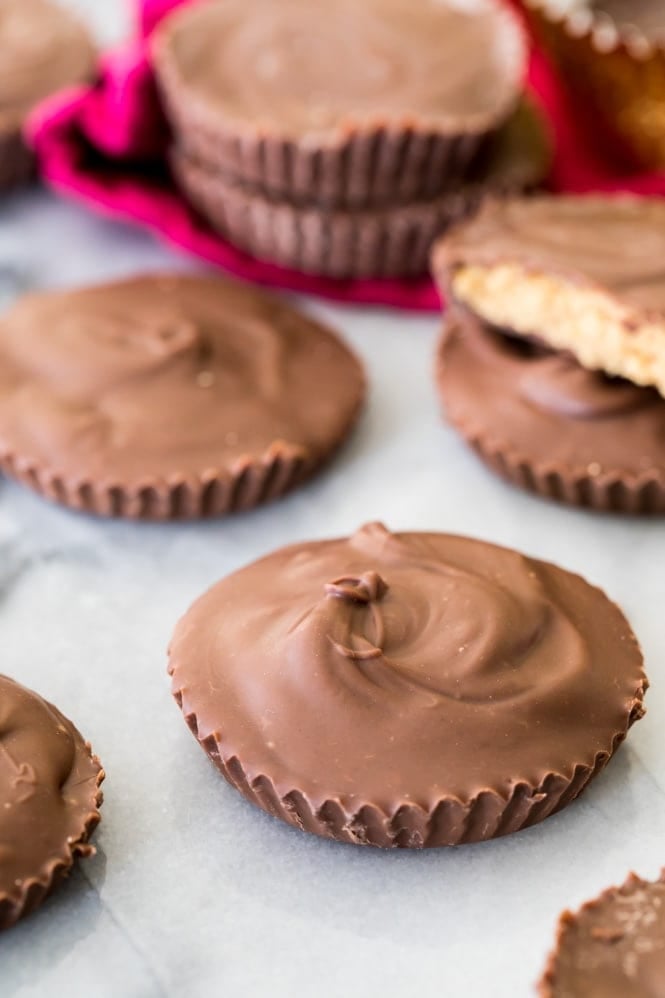How to make homemade PEANUT BUTTER CUPS! These are so easy and so good! #peanutbutter #peanutbuttercups #candy #recipe #fromscratch #easyrecipe homemade peanut butter cup