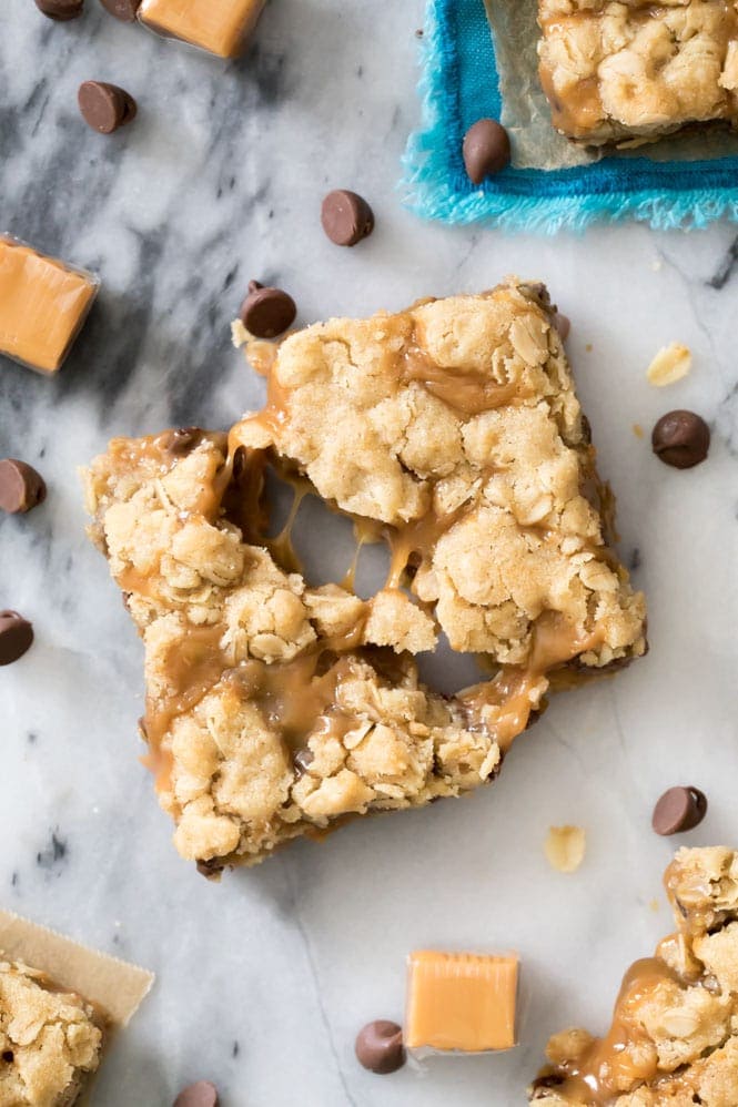 OMG these Carmelitas are amazing! Chewy, melty, caramel and chocolate filling encased in a buttery crisp cookie layer, these are a MUST try! #cookiebars #carmelitas #partyfood #bestdessert #easyrecipe Gooey caramelita square