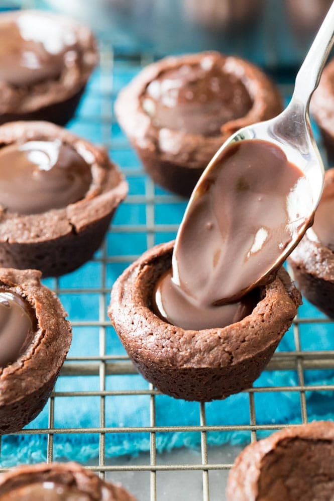 How to make from-scratch BROWNIE BITES! These have a rich ganache center! #brownies #chocolaterecipe #bitesizedtreats Filling brownie bites with ganache