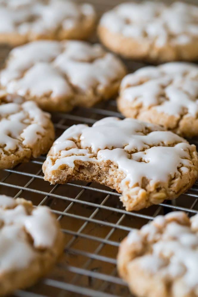 Chewy, old-fashioned ICED OATMEAL COOKIES! #cookierecipe #oatmealcookies chewy inside of iced oatmeal cookie