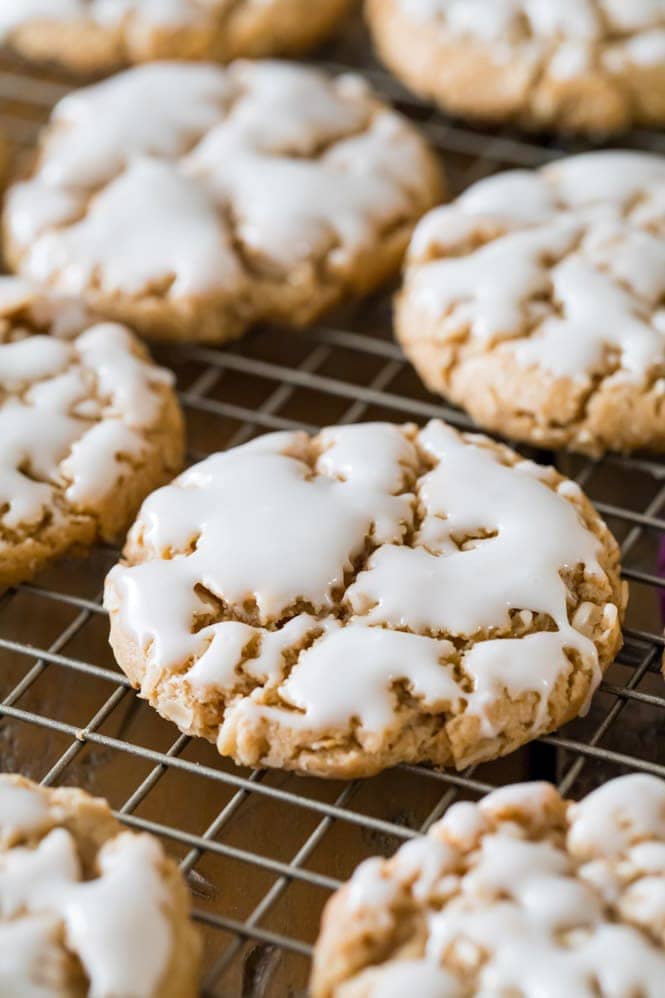 Chewy, old-fashioned ICED OATMEAL COOKIES! #cookierecipe #oatmealcookies Iced oatmeal cookie on cooling rack