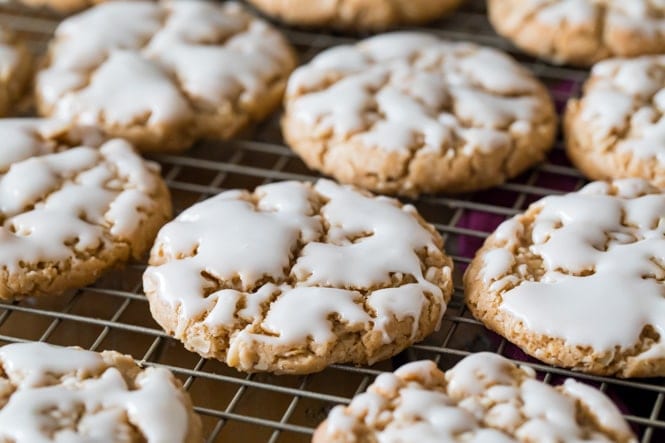 Chewy, old-fashioned ICED OATMEAL COOKIES! #cookierecipe #oatmealcookies iced oatmeal cookie
