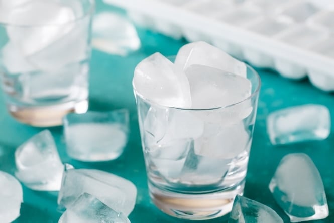 HOW TO MAKE ICE! How did I not think of this! #icerecipe #bestrecipe Ice cubes in a clear glass