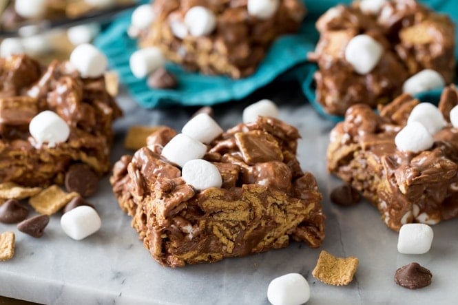 These S'MORES CEREAL BARS are a great easy summertime treat! #smoresrecipe #smoresbars #sugarspunrun #summerrecipe Sliced square of s'mores cereal bars