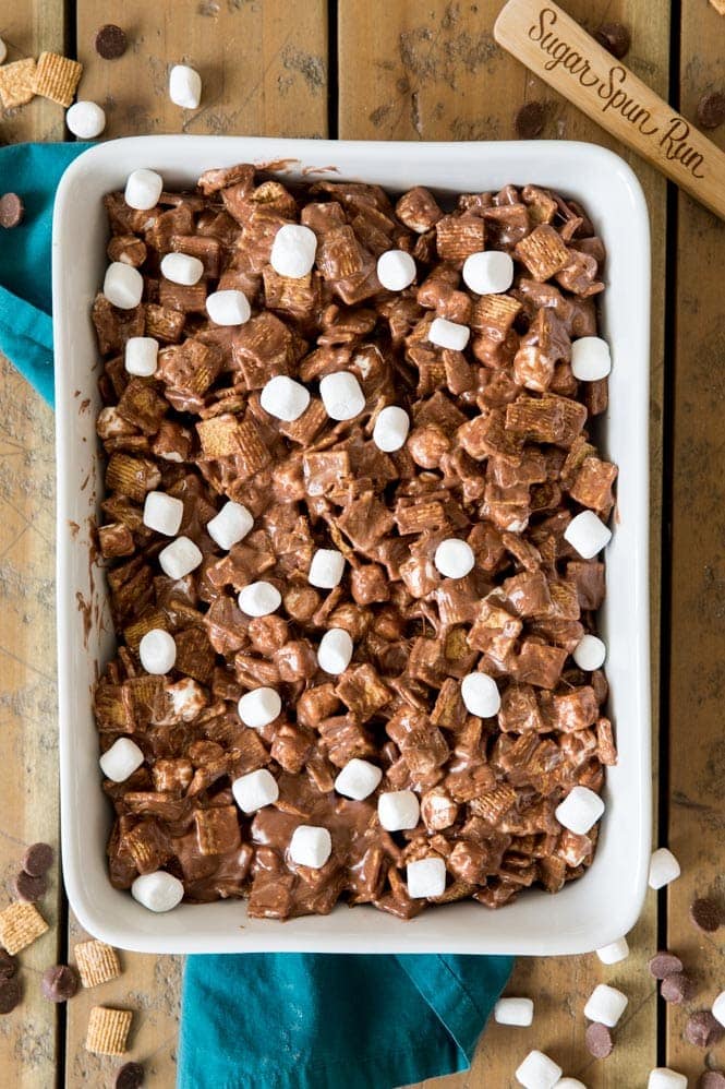 These S'MORES CEREAL BARS are a great easy summertime treat! #smoresrecipe #smoresbars #sugarspunrun #summerrecipe S'mores bars topped with mini marshmallows