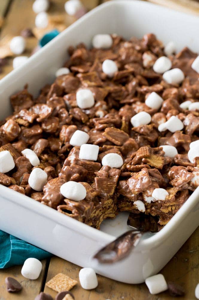 These S'MORES CEREAL BARS are a great easy summertime treat! #smoresrecipe #smoresbars #sugarspunrun #summerrecipe S'mores cereal bars in white baking dish